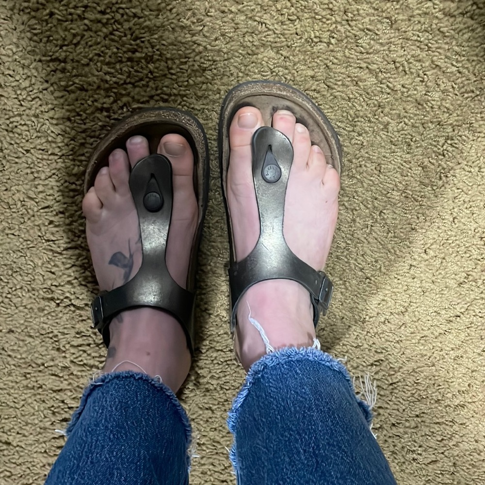 Birkenstock Model Gizeh leather slippers/ sandals in bronze (new $150 USD)